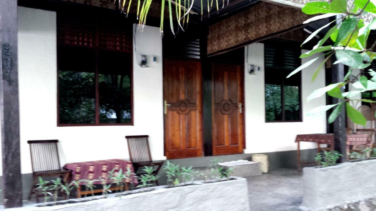 Pantai Paris Homestay Maumere Extérieur photo