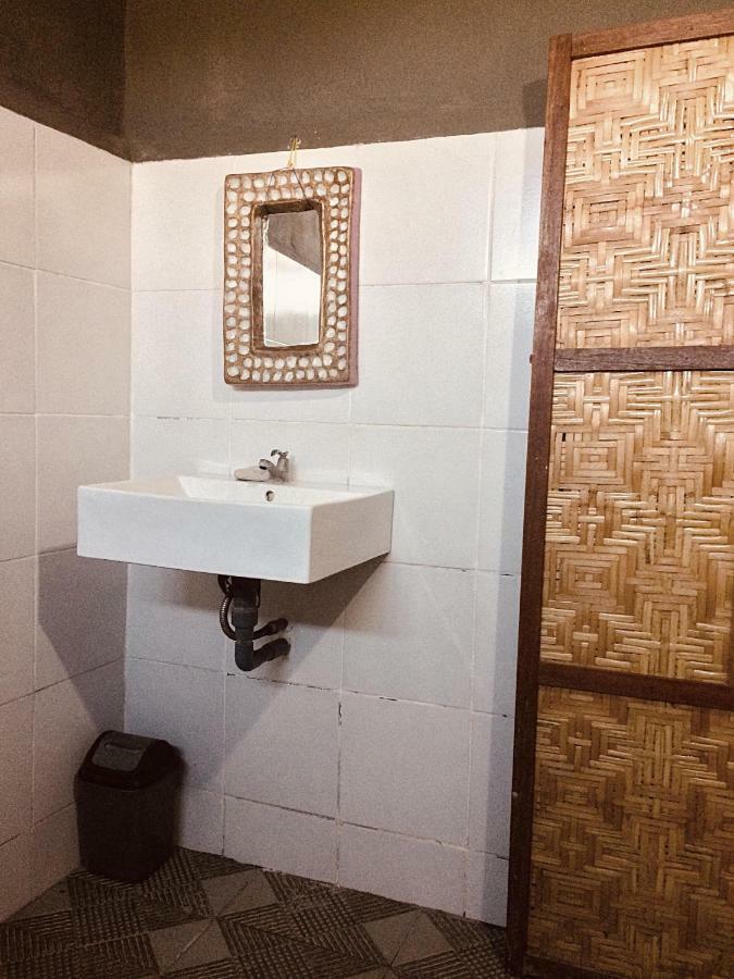 Pantai Paris Homestay Maumere Extérieur photo
